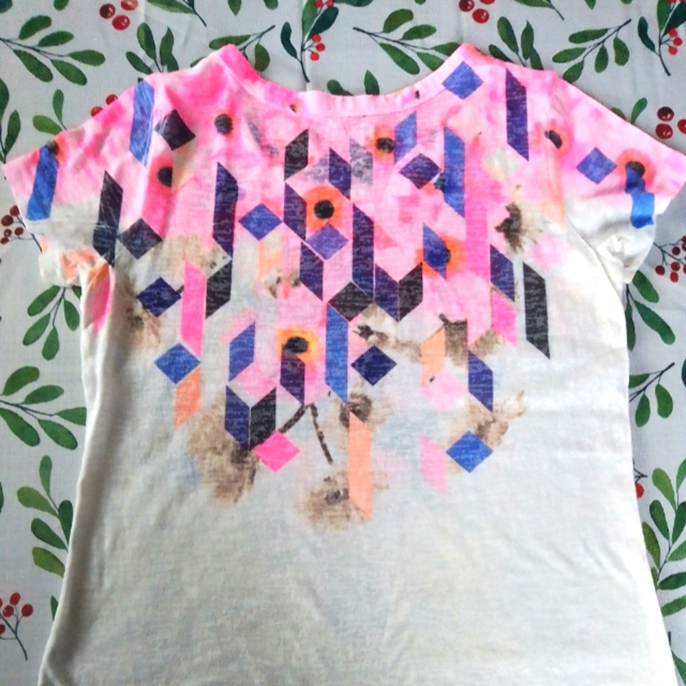 Geometric Pattern T-shirt, White & Pink (size small)
